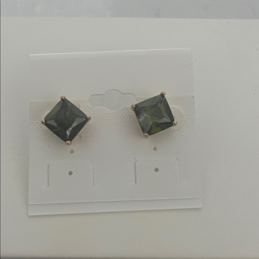 Women’s fashion stud earrings
